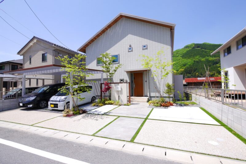 シンプルナチュラル樹木が美しい、オリジナル門柱のある素敵な外構